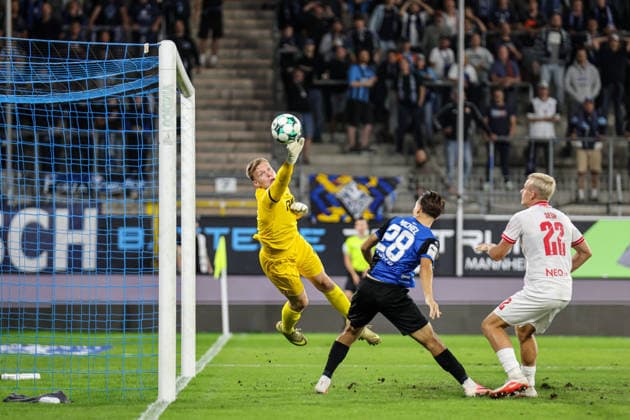 Jakob Golz (Rot-Weiss Essen, 1) verhindert das 1-0 SV Waldhof Mannheim - Rot-Weiss Essen am 16.09.26 in Mannheim, Carl Benz Stadion Foto: Alfio Marino