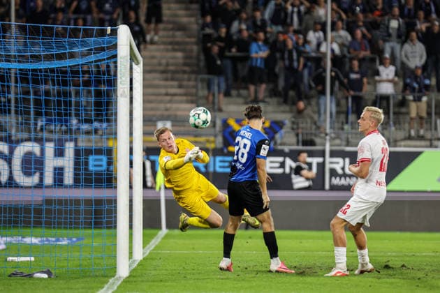 Jakob Golz (Rot-Weiss Essen, 1) verhindert das 1-0 SV Waldhof Mannheim - Rot-Weiss Essen am 16.09.26 in Mannheim, Carl Benz Stadion Foto: Alfio Marino