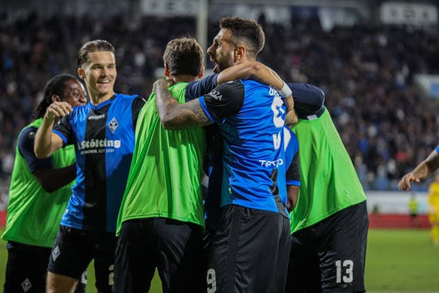 Jubelnde Waldhöfer nach dem Führungstreffer durch Darnell Kumo (SV Waldhof Mannheim, 17) SV Waldhof Mannheim - Rot-Weiss Essen am 16.09.26 in Mannheim, Carl Benz Stadion Foto: Alfio Marino