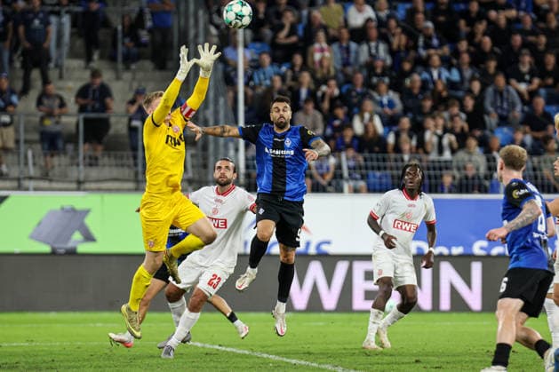 Jakob Golz (Rot-Weiss Essen, 1) vor Gon?alo Gregorio (SV Waldhof Mannheim, 9) am Ball SV Waldhof Mannheim - Rot-Weiss Essen am 16.09.26 in Mannheim, Carl Benz Stadion Foto: Alfio Marino