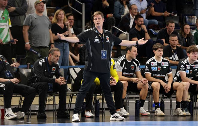 Trainer Nicolej Krickau zeigend, gestikulierend Einzelbild Freisteller Aktion Handball CL Championsleague Champions League Herren 2. Spieltag Saison 2026 2027 16.09.2026 Füchse Berlin vs. One Veszprem HC in der Max Schmeling Halle