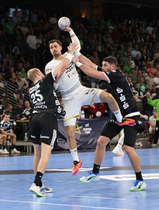 Matthes Langhoff, Ivan Martinovic, Mijajlo Marsenic Zweikampf Spielszene Aktion Handball CL Championsleague Champions League Herren 2. Spieltag Saison 2026 2027 16.09.2026 Füchse Berlin vs. One Veszprem HC in der Max Schmeling Halle
