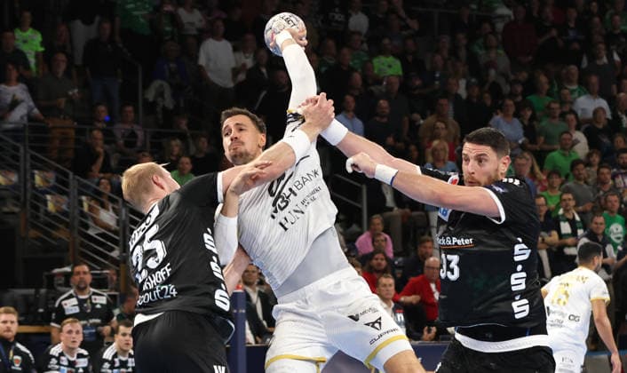 Matthes Langhoff, Ivan Martinovic, Mijajlo Marsenic Zweikampf Spielszene Aktion Handball CL Championsleague Champions League Herren 2. Spieltag Saison 2026 2027 16.09.2026 Füchse Berlin vs. One Veszprem HC in der Max Schmeling Halle