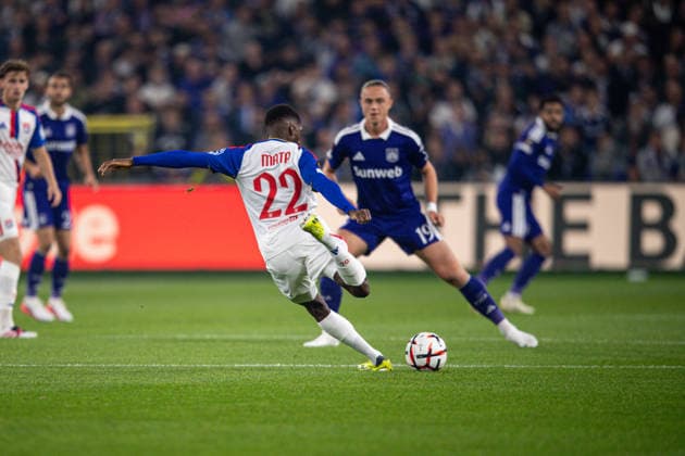 16.09.2026: UEFA Europa League, RSC Anderlecht - Olympique Lyon im Lotto Park. Clinton Mata (Olympique Lyon) spielt einen langen Ball WICHTIGER HINWEIS: Gemäß den Vorgaben der DFL und der UEFA ist es untersagt, in dem Stadion und oder vom Spiel angefertigte Fotoaufnahmen in Form von Sequenzbildern und oder videoähnlichen Fotostrecken zu verwerten bzw. verwerten zu lassen. Copyright: xJordyxFourgonx