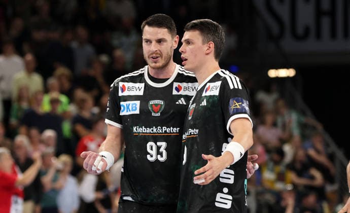 Mijajlo Marsenic redet mit Frederik Simak Aktion Oberkörper Handball CL Championsleague Champions League Herren 2. Spieltag Saison 2026 2027 16.09.2026 Füchse Berlin vs. One Veszprem HC in der Max Schmeling Halle