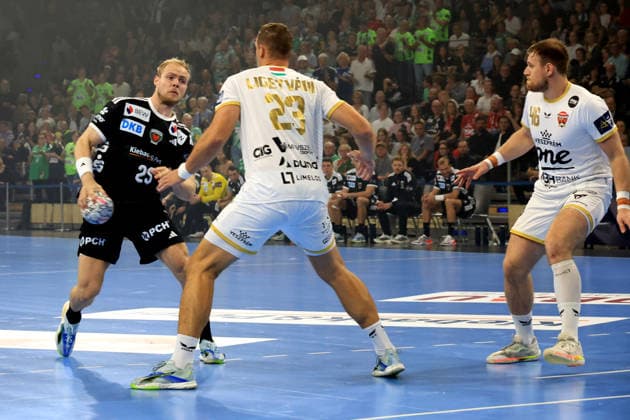 16.09.2026, GER Deutschland, Handball, EHF Champions League, 16.09.2026, Saison 2026 2027, Berlin, Fuechse Berlin vs Veszprem HC Matthes Langhoff ( Fuechse Berlin 25 ), LIGETVARI PATRIK ( Veszprem 23 ) nordphoto GmbH Engler Berlin Max-Schmeling-Halle Berlin Deutschland Copyright: xNordphotox xEnglerx