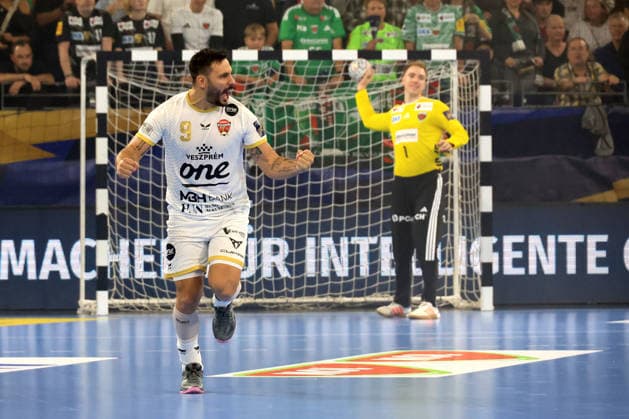16.09.2026, GER Deutschland, Handball, EHF Champions League, 16.09.2026, Saison 2026 2027, Berlin, Fuechse Berlin vs Veszprem HC Lasse Ludwig ( Fuechse Berlin 1 ), 7m von Hugo Descat ( Veszprem 9 ), nordphoto GmbH Engler Berlin Max-Schmeling-Halle Berlin Deutschland Copyright: xNordphotox xEnglerx