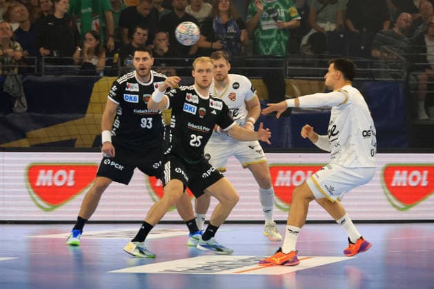 16.09.2026, GER Deutschland, Handball, EHF Champions League, 16.09.2026, Saison 2026 2027, Berlin, Fuechse Berlin vs Veszprem HC Mijajlo Marsenic ( Fuechse Berlin 93 ), Matthes Langhoff ( Fuechse Berlin 25 ), Hugo Descat ( Veszprem 9 ) nordphoto GmbH Engler Berlin Max-Schmeling-Halle Berlin Deutschland Copyright: xNordphotox xEnglerx
