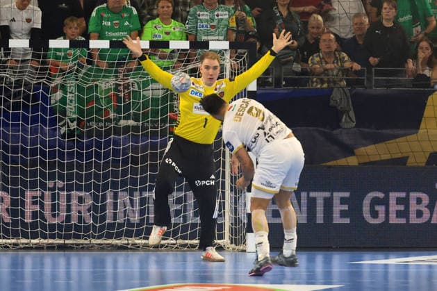 16.09.2026, GER Deutschland, Handball, EHF Champions League, 16.09.2026, Saison 2026 2027, Berlin, Fuechse Berlin vs Veszprem HC Lasse Ludwig ( Fuechse Berlin 1 ), 7m von Hugo Descat ( Veszprem 9 ), nordphoto GmbH Engler Berlin Max-Schmeling-Halle Berlin Deutschland Copyright: xNordphotox xEnglerx