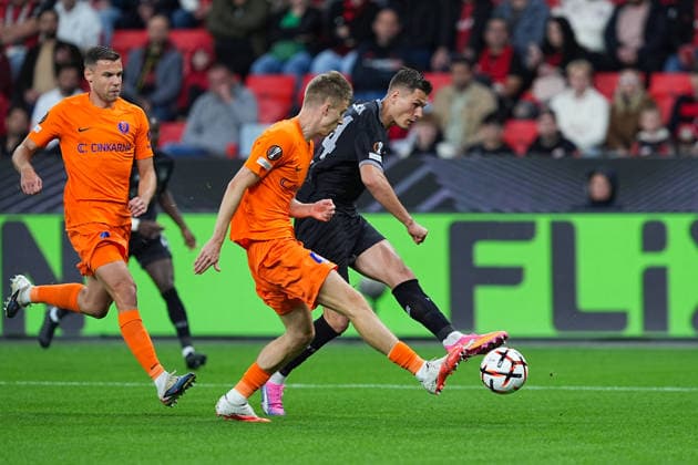16.09.2026, xydrx, Herren, Fußball, Europa League, Bayer 04 Leverkusen - NK Celje, Saison 2026 2027, BayArena: Lukasz Bejger (NK Celje, 44) im Zweikampf gegen Patrik Schick (Bayer 04 Leverkusen, 14) Regulations prohibit any use of photographs as image sequences and or quasi-video. Copyright: HMBxMedia YannisxDreimann