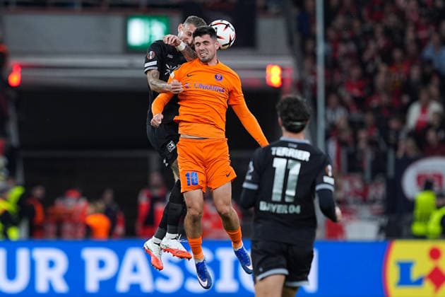 16.09.2026, xydrx, Herren, Fußball, Europa League, Bayer 04 Leverkusen - NK Celje, Saison 2026 2027, BayArena: Robert Andrich (Bayer 04 Leverkusen, 8) im Zweikampf gegen Svit Seslar (NK Celje, 10) Regulations prohibit any use of photographs as image sequences and or quasi-video. Copyright: HMBxMedia YannisxDreimann