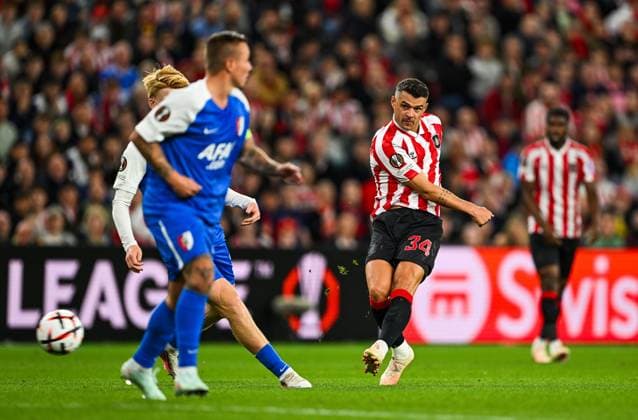 Granit Xhaka of Sunderland shoots tamely from distance. Sunderland v AZ Alkmaar, UEFA Europa League, Football, Stadium of Light, UK - 16 Sep 2026Sunderland Stadium of Light United Kingdom  Copyright: xGreigxCowie Shutterstockx 17154373au
