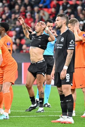 16.09.2026,GER, Fussball, Herren, Europa League, Saison 2026 2027, 1. Spieltag Ligaphase, Bayer 04 Leverkusen (GER) vs. NK Celje (SVN) alle warten auf den Freistoß während Facundo Medina (Leverkusen 2), seinen Body zeigt und das Hemd hochzieht DFB DFL regulations prohibit any use of photographs as image sequences and or quasi-video Leverkusen BayArena NRW Deutschland Germany Copyright: xNordphoto Meuterx
