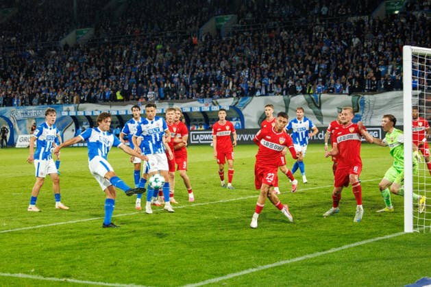 links Benno Dietze (Rostock) trifft ier zum 3:2 Siegtor; GER, FC Hansa Rostock vs. VfB Stuttgart II, Fußball, Männer, 3.Liga, 06.Spieltag, Spielzeit 2026 2027, 16.09.2026 Rostock Ostseestadion Mecklenburg - Vorpommern Deutschland
