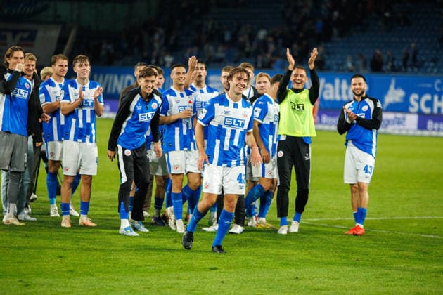 Nach dem Spiel wird Benno Dietze (Rostock) gefeiert - mit dem gelben Leibchen Franz Pfanne (Rostock) ; GER, FC Hansa Rostock vs. VfB Stuttgart II, Fußball, Männer, 3.Liga, 06.Spieltag, Spielzeit 2026 2027, 16.09.2026 Rostock Ostseestadion Mecklenburg - Vorpommern Deutschland