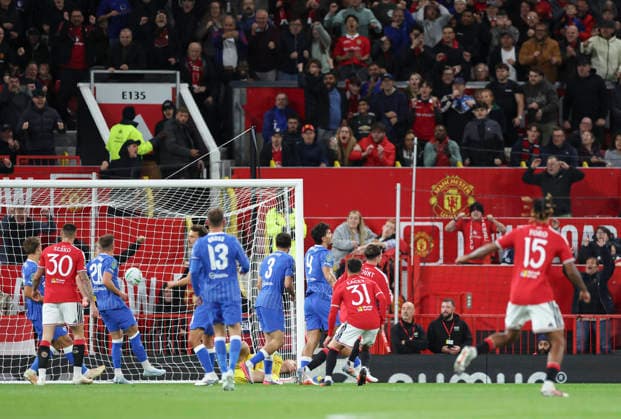 Manchester United, ManU v Brighton & Hove Albion, Carabao Cup Manchester United midfielder Mason Mount (7) scores a GOAL 2-0 and celebrates during the Manchester United v Brighton & Hove Albion Carabao Cup 3rd Round match at Old Trafford, Manchester, England on 16 September 2026 Credit: Phil Duncan Every Second Media Editorial use only. All images are copyright Every Second Media Limited. No images may be reproduced without prior permission. All rights reserved. Premier League and Football League images are subject to licensing agreements with Football DataCo Limited. see https: www.football-dataco.com Copyright: xIMAGO EveryxSecondxMediax ESM-2167-0011 PhilxDuncanx xEveryxSecondxMediax