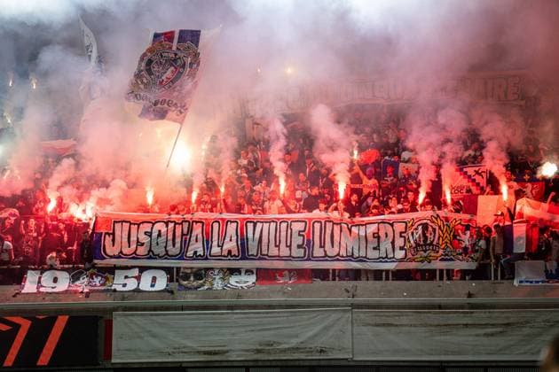 16.09.2026: UEFA Europa League, RSC Anderlecht - Olympique Lyon im Lotto Park. Pyro Lyon Lyonnais Fans WICHTIGER HINWEIS: Gemäß den Vorgaben der DFL und der UEFA ist es untersagt, in dem Stadion und oder vom Spiel angefertigte Fotoaufnahmen in Form von Sequenzbildern und oder videoähnlichen Fotostrecken zu verwerten bzw. verwerten zu lassen. Copyright: xJordyxFourgonx