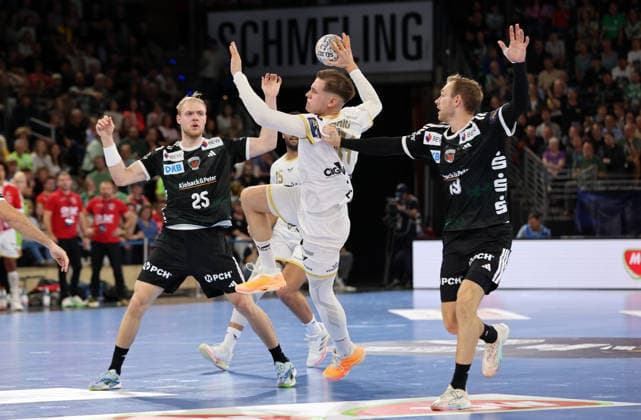 Matthes Langhoff, Stefan Dodic am Ball, Mathias Gidsel Zweikampf Spielszene Aktion Handball CL Championsleague Champions League Herren 2. Spieltag Saison 2026 2027 16.09.2026 Füchse Berlin vs. One Veszprem HC in der Max Schmeling Halle