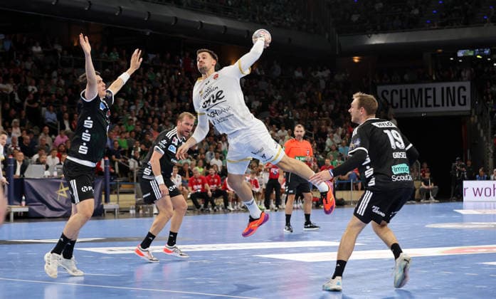 Frederik Simak, Ivan Martinovic am Ball, Mathias Gidsel Zweikampf Spielszene Aktion Handball CL Championsleague Champions League Herren 2. Spieltag Saison 2026 2027 16.09.2026 Füchse Berlin vs. One Veszprem HC in der Max Schmeling Halle