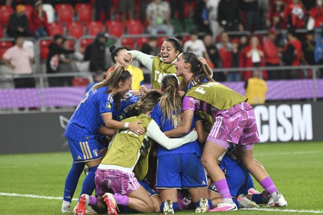 IPA88607369 - The Italian team celebrated after winning the penalty shootout and advancing to the next round of the FIFA U-20 Women’s World Cup Round of 16 match between Italy and China PR, held in Sosnowiec, Poland, on September 16, 2026  Copyright: xMichalxDubiel IPAxSportx xx IPA88607369