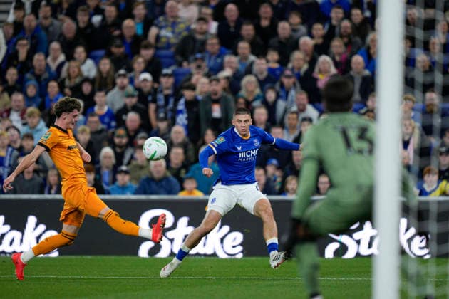 Everton v Wolverhampton Wanderers, Carabao Cup Vitaliy Mykolenko of Everton crosses the ball during the Everton v Wolverhampton Wanderers Carabao Cup 3rd Round match at the Hill Dickinson Stadium, Liverpool, England on 16 September 2026 Credit: Steve Flynn Every Second Media Editorial use only. All images are copyright Every Second Media Limited. No images may be reproduced without prior permission. All rights reserved. Premier League and Football League images are subject to licensing agreements with Football DataCo Limited. see https: www.football-dataco.com Copyright: xIMAGO EveryxSecondxMediax ESM-2166-0050 StevexFlynnx xEveryxSecondxMediax