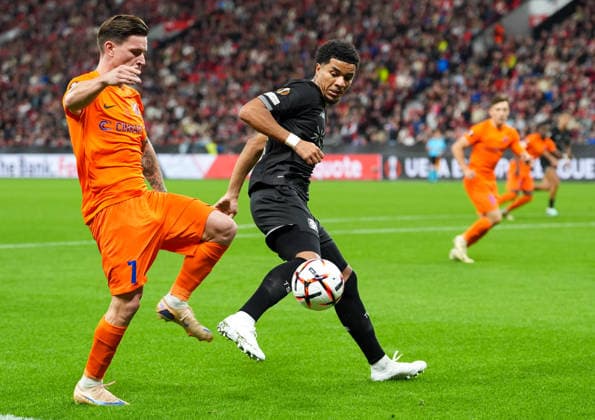 Benjamin Verbic (NK Celje, 7) im Zweikampf mit Malik Tillman (Bayer 04 Leverkusen, 10). GER, Bayer 04 Leverkusen vs NK Celje, UEFA Europa League, 1. Spieltag, Saison 2026 27, BayArena, Leverkusen, 16.09.2026 DFL REGULATIONS PROHIBIT ANY USE OF PHOTOGRAPHS AS IMAGE SEQUENCES AND OR QUASI-VIDEO Bayer 04 Leverkusen vs Celje, UEFA Europa League, 1. Spieltag, Saison 2026 27, 16.09.2026 Leverkusen Copyright: xEibner-Pressefoto ScottxColemanx EP_SCN