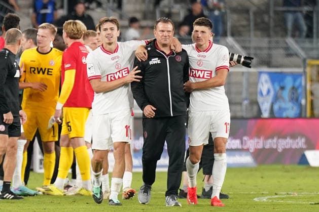 Deutschland: Fussball 3. Liga 2026 - 2027, 6. Spieltag - SV Waldhof Mannheim vs Rot-Weiss Essen - Carl-Benz-Stadion (Mannheim): Meinungsverschiedenheit zwischen Uwe Koschinat (Trainer, Rot-Weiss Essen) und Rui Mota (Trainer Waldhof Mannheim) nach Abpfiff, Noah Pesch (Rot-Weiss Essen, 11) und Semir Telalovic (Rot-Weiss Essen, 17) beruhigen und ziehen den Trainer aus der Konfliktzone. Copyright: xJOERANxSTEINSIEKx