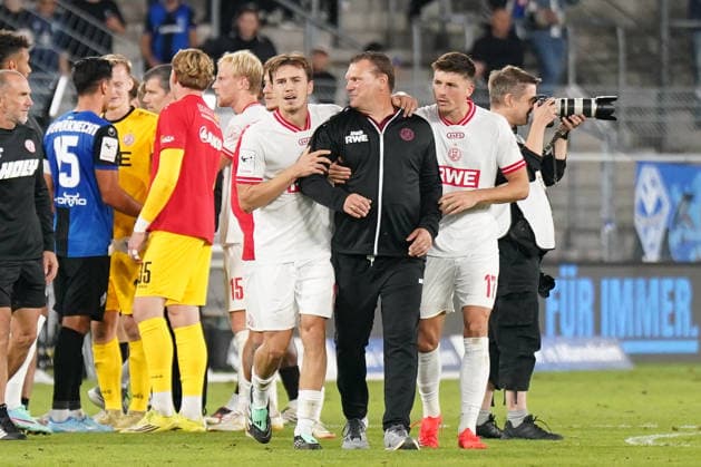 Deutschland: Fussball 3. Liga 2026 - 2027, 6. Spieltag - SV Waldhof Mannheim vs Rot-Weiss Essen - Carl-Benz-Stadion (Mannheim): Meinungsverschiedenheit zwischen Uwe Koschinat (Trainer, Rot-Weiss Essen) und Rui Mota (Trainer Waldhof Mannheim) nach Abpfiff, Noah Pesch (Rot-Weiss Essen, 11) und Semir Telalovic (Rot-Weiss Essen, 17) beruhigen und ziehen den Trainer aus der Konfliktzone. Copyright: xJOERANxSTEINSIEKx