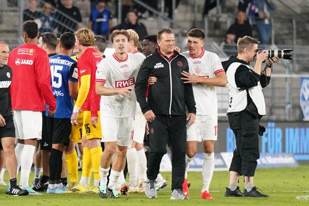 Deutschland: Fussball 3. Liga 2026 - 2027, 6. Spieltag - SV Waldhof Mannheim vs Rot-Weiss Essen - Carl-Benz-Stadion (Mannheim): Meinungsverschiedenheit zwischen Uwe Koschinat (Trainer, Rot-Weiss Essen) und Rui Mota (Trainer Waldhof Mannheim) nach Abpfiff, Noah Pesch (Rot-Weiss Essen, 11) und Semir Telalovic (Rot-Weiss Essen, 17) beruhigen und ziehen den Trainer aus der Konfliktzone. Copyright: xJOERANxSTEINSIEKx