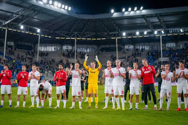 Deutschland: Fussball 3. Liga 2026 - 2027, 6. Spieltag - SV Waldhof Mannheim vs Rot-Weiss Essen - Carl-Benz-Stadion (Mannheim): Essener Mannschaft feiern nach dem Spiel mit den mitgereisten Fans den Auswärtssieg - Freude, Emotionen, Jubel in der Mitte mit Jakob Golz (Rot-Weiss Essen, 1) Copyright: xJOERANxSTEINSIEKx