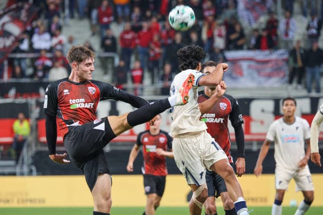 Elias Decker (FC Ingolstadt 04, Nr.4) versucht am Schluss der Partie mit hohen weiten Baellen beim Spiel FC Ingolstadt 04 gegen TSG Hoffenheim II am 16.09.2026, DFB regulations prohibit any use of photographs as image sequences and or quasi-video. GER, Fussball, 3. Liga, Spieltag 6, FC Ingolstadt 04 gegen TSG Hoffenheim II, 16.09.2026, Audi Sportpark Ingolstadt Copyright: xEibner-Pressefoto OliverxSTRISCHx EP-OSH