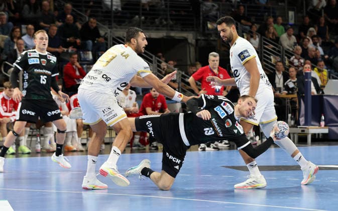 Yehia Mohammed Elderaa, Mathias Gidsel am Ball, Ahmed Heshem Elsayed Moham Zweikampf Spielszene Aktion Handball CL Championsleague Champions League Herren 2. Spieltag Saison 2026 2027 16.09.2026 Füchse Berlin vs. One Veszprem HC in der Max Schmeling Halle