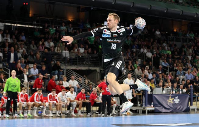 Mathias Gidsel erzielt ein Tor gegen Torwart Emil Nielsen Spielszene Aktion Handball CL Championsleague Champions League Herren 2. Spieltag Saison 2026 2027 16.09.2026 Füchse Berlin vs. One Veszprem HC in der Max Schmeling Halle