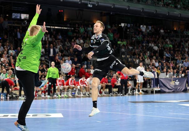 Mathias Gidsel erzielt ein Tor gegen Torwart Emil Nielsen Zweikampf Spielszene Aktion Handball CL Championsleague Champions League Herren 2. Spieltag Saison 2026 2027 16.09.2026 Füchse Berlin vs. One Veszprem HC in der Max Schmeling Halle