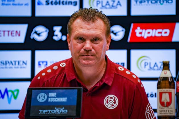Deutschland: Fussball 3. Liga 2026 - 2027, 6. Spieltag - SV Waldhof Mannheim vs Rot-Weiss Essen - Carl-Benz-Stadion (Mannheim): Uwe Koschinat (Trainer, Rot-Weiss Essen) Pressekonferenz, Medien, Mimik, Gesichtsausdruck, Emotion Copyright: xJOERANxSTEINSIEKx