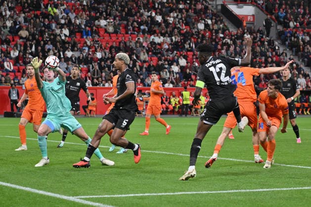 Edmond Tapsoba (Bayer 04 Leverkusen), re., scheitert mit diesem Kopfball an Torwart Zan-Luk Leban (NK Celje) 16.09.2026, Fussball UEFA Europa League 2026 2027, 1. Spieltag, Bayer 04 Leverkusen - NK Celje UEFA regulations prohibit any use of photographs as image sequences and or quasi-video Leverkusen BayArena Nordrhein Westfalen Deutschland