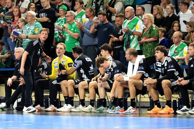 16.09.2026, GER Deutschland, Handball, EHF Champions League, 16.09.2026, Saison 2026 2027, Berlin, Fuechse Berlin vs Veszprem HC Cheftrainer Nicolej Krickau ( Fuechse Berlin ), Lasse Ludwig ( Fuechse Berlin 1 ), Spielerbank nordphoto GmbH Engler Berlin Max-Schmeling-Halle Berlin Deutschland Copyright: xNordphotox xEnglerx