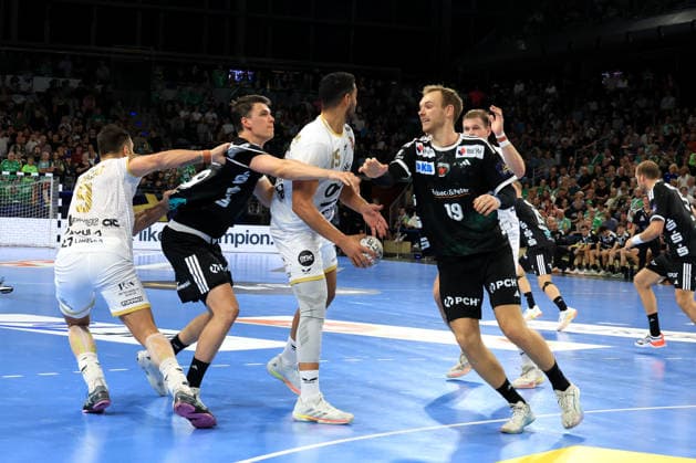 16.09.2026, GER Deutschland, Handball, EHF Champions League, 16.09.2026, Saison 2026 2027, Berlin, Fuechse Berlin vs Veszprem HC Mathias Gidsel ( Fuechse Berlin 19 ), Simak, Frederik ( Fuechse Berlin 9 ), Hugo Descat ( Veszprem 9 ), Ahmed Hesham ( Veszprem 15 ) nordphoto GmbH Engler Berlin Max-Schmeling-Halle Berlin Deutschland Copyright: xNordphotox xEnglerx