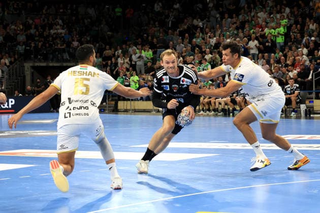16.09.2026, GER Deutschland, Handball, EHF Champions League, 16.09.2026, Saison 2026 2027, Berlin, Fuechse Berlin vs Veszprem HC Mathias Gidsel ( Fuechse Berlin 19 ), Ahmed Hesham ( Veszprem 15 ), Thiagus Petrus ( Veszprem 2 ) nordphoto GmbH Engler Berlin Max-Schmeling-Halle Berlin Deutschland Copyright: xNordphotox xEnglerx