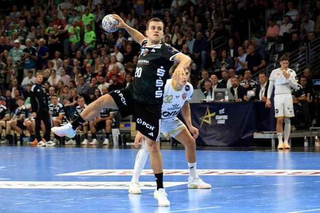 16.09.2026, GER Deutschland, Handball, EHF Champions League, 16.09.2026, Saison 2026 2027, Berlin, Fuechse Berlin vs Veszprem HC Freiwurf von von Tim Freihoefer ( Fuechse Berlin 20 ), Yanis Lenne ( Veszprem 32 ) nordphoto GmbH Engler Berlin Max-Schmeling-Halle Berlin Deutschland Copyright: xNordphotox xEnglerx