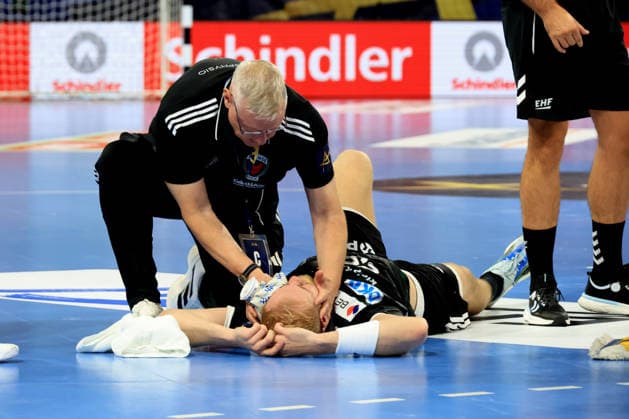16.09.2026, GER Deutschland, Handball, EHF Champions League, 16.09.2026, Saison 2026 2027, Berlin, Fuechse Berlin vs Veszprem HC Matthes Langhoff ( Fuechse Berlin 25 ), verletzt nordphoto GmbH Engler Berlin Max-Schmeling-Halle Berlin Deutschland Copyright: xNordphotox xEnglerx