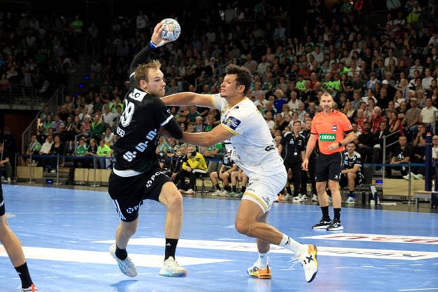16.09.2026, GER Deutschland, Handball, EHF Champions League, 16.09.2026, Saison 2026 2027, Berlin, Fuechse Berlin vs Veszprem HC Mathias Gidsel ( Fuechse Berlin 19 ), Thiagus Petrus ( Veszprem 2 ) nordphoto GmbH Engler Berlin Max-Schmeling-Halle Berlin Deutschland Copyright: xNordphotox xEnglerx