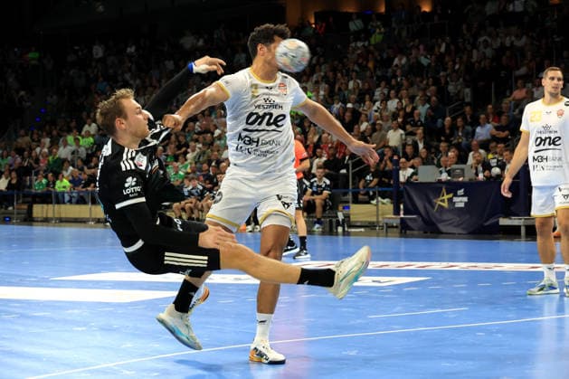 16.09.2026, GER Deutschland, Handball, EHF Champions League, 16.09.2026, Saison 2026 2027, Berlin, Fuechse Berlin vs Veszprem HC Mathias Gidsel ( Fuechse Berlin 19 ), Thiagus Petrus ( Veszprem 2 ) nordphoto GmbH Engler Berlin Max-Schmeling-Halle Berlin Deutschland Copyright: xNordphotox xEnglerx