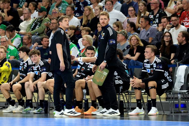 16.09.2026, GER Deutschland, Handball, EHF Champions League, 16.09.2026, Saison 2026 2027, Berlin, Fuechse Berlin vs Veszprem HC Cheftrainer Nicolej Krickau ( Fuechse Berlin ), Co-Trainer Maximilian Rinderle ( Fuechse Berlin ), Fuechse-Spielerbank nordphoto GmbH Engler Berlin Max-Schmeling-Halle Berlin Deutschland Copyright: xNordphotox xEnglerx