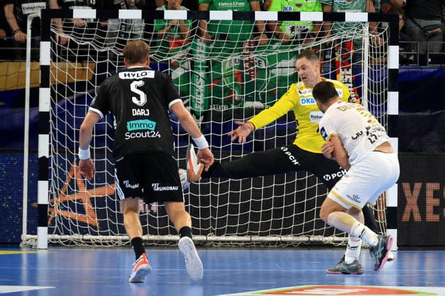 16.09.2026, GER Deutschland, Handball, EHF Champions League, 16.09.2026, Saison 2026 2027, Berlin, Fuechse Berlin vs Veszprem HC Lasse Ludwig ( Fuechse Berlin 1 ), Max Darj ( Fuechse Berlin 5 ), Hugo Descat ( Veszprem 9 ) nordphoto GmbH Engler Berlin Max-Schmeling-Halle Berlin Deutschland Copyright: xNordphotox xEnglerx