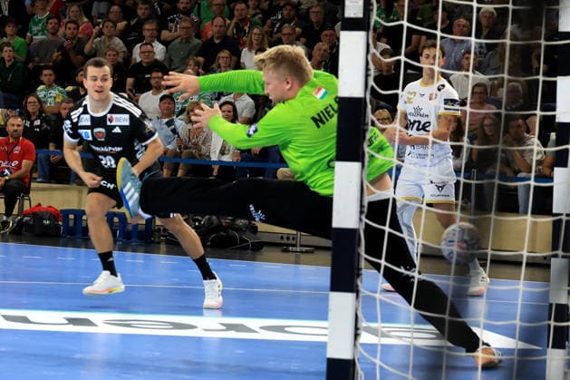 16.09.2026, GER Deutschland, Handball, EHF Champions League, 16.09.2026, Saison 2026 2027, Berlin, Fuechse Berlin vs Veszprem HC Tim Freihoefer ( Fuechse Berlin 20 ), Emil Nielsen ( Veszprem 12 ) nordphoto GmbH Engler Berlin Max-Schmeling-Halle Berlin Deutschland Copyright: xNordphotox xEnglerx
