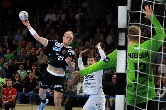 16.09.2026, GER Deutschland, Handball, EHF Champions League, 16.09.2026, Saison 2026 2027, Berlin, Fuechse Berlin vs Veszprem HC Matthes Langhoff ( Fuechse Berlin 25 ), Emil Nielsen ( Veszprem 12 ) nordphoto GmbH Engler Berlin Max-Schmeling-Halle Berlin Deutschland Copyright: xNordphotox xEnglerx