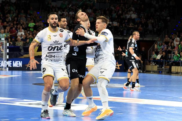 16.09.2026, GER Deutschland, Handball, EHF Champions League, 16.09.2026, Saison 2026 2027, Berlin, Fuechse Berlin vs Veszprem HC Mathias Gidsel ( Fuechse Berlin 19 ), Hugo Descat ( Veszprem 9 ), Stefan Donic ( Veszprem 44 ) nordphoto GmbH Engler Berlin Max-Schmeling-Halle Berlin Deutschland Copyright: xNordphotox xEnglerx