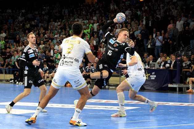 16.09.2026, GER Deutschland, Handball, EHF Champions League, 16.09.2026, Saison 2026 2027, Berlin, Fuechse Berlin vs Veszprem HC Tobias Grondahl ( Fuechse Berlin 15 ), Thiagus Petrus ( Veszprem 2 ), Dragan Pechmalbec ( Veszprem 46 ) nordphoto GmbH Engler Berlin Max-Schmeling-Halle Berlin Deutschland Copyright: xNordphotox xEnglerx