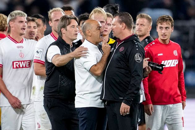 v.li.: Gerhard Zuber (Geschäftsführer SV Waldhof) hält Rui Mota (Trainer, Cheftrainer, SV Waldhof) zurück, der auf Uwe Koschinat (Trainer, Cheftrainer, Essen) einspricht, ist wütend, ruft, schreit, schreien, schreiend, enttäuscht über die Niederlage, Enttäuschung nach dem Schlusspfiff, Highlight, Verlierer, verloren, Frustration, disappointed, pessimistisch, im Gespräch, Diskussion auf dem Spielfeld, Action, Aktion, Spielszene, 16.09.2026, Mannheim (Deutschland), Fussball, 3. Liga, SV Waldhof Mannheim - Rot-Weiss Essen, DFB DFL REGULATIONS PROHIBIT ANY USE OF PHOTOGRAPHS AS IMAGE SEQUENCES AND OR QUASI-VIDEO.